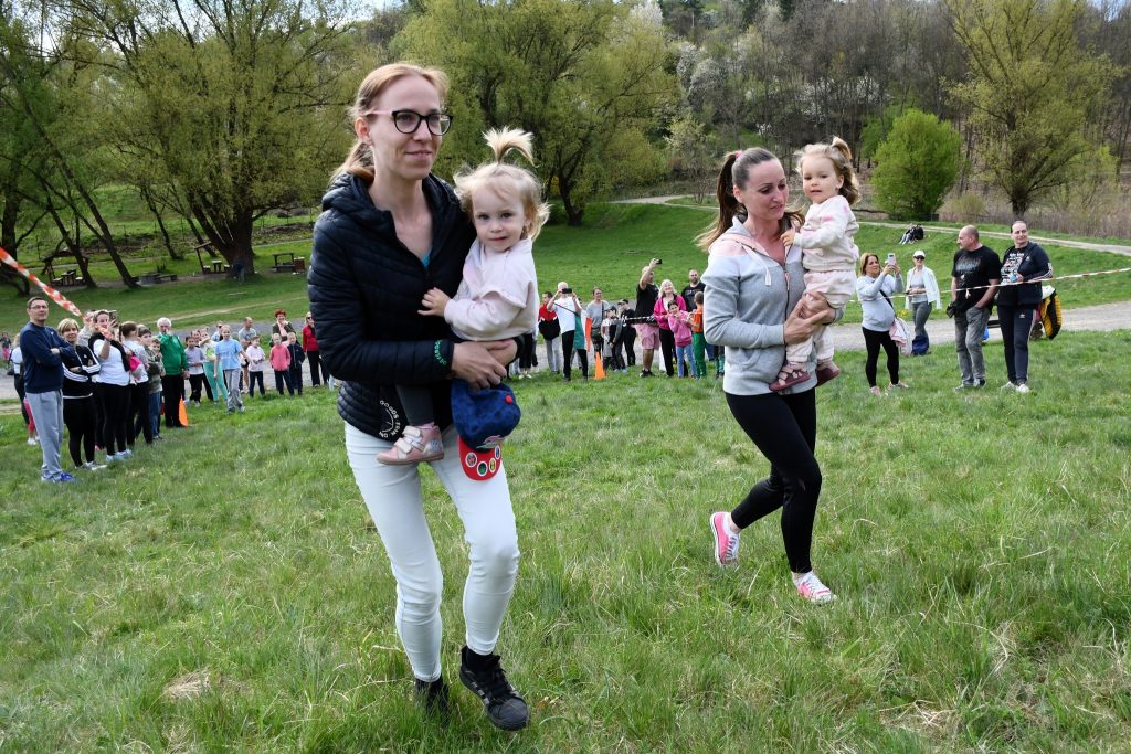 Anyukák, ölükben a gyermekükkel is felfutottak.