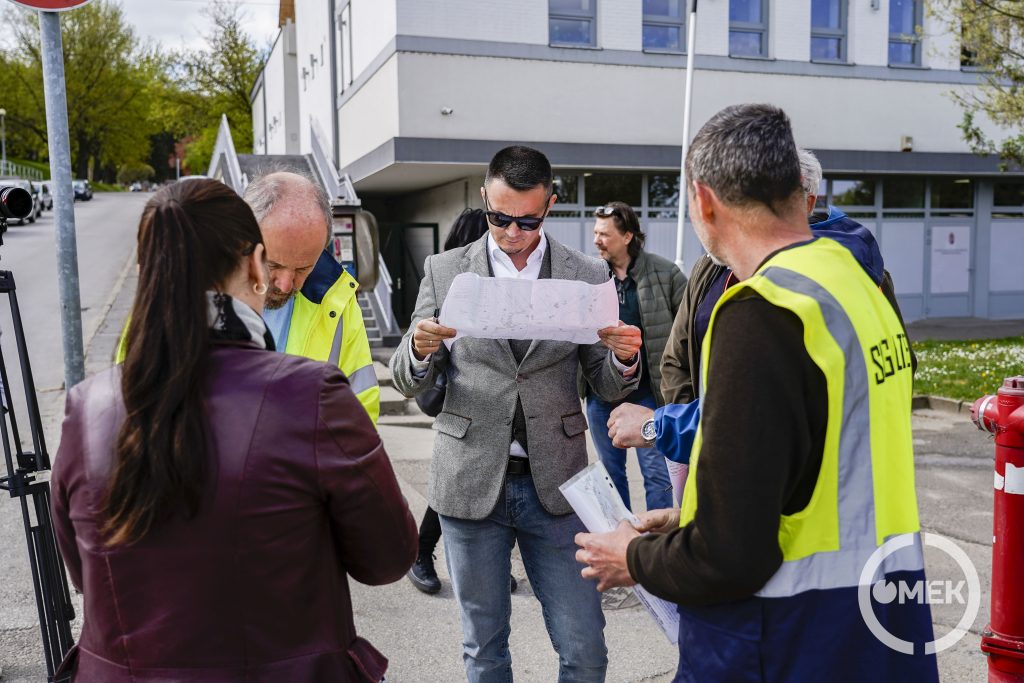 Átnézik a tervrajzot.