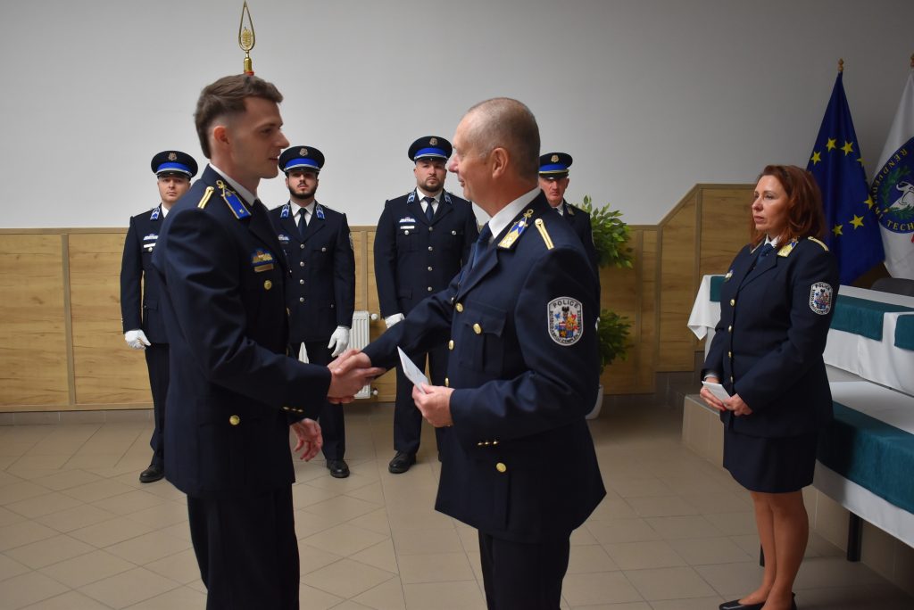Átveszi az elismerést Alberti Dávid rendőr főhadnagy az Ózdi Rendőrkapitányság előadója.