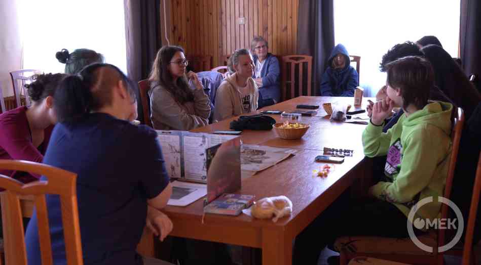 Az Anime Klub tagjai az Ózdi Városi Könyvtárban.