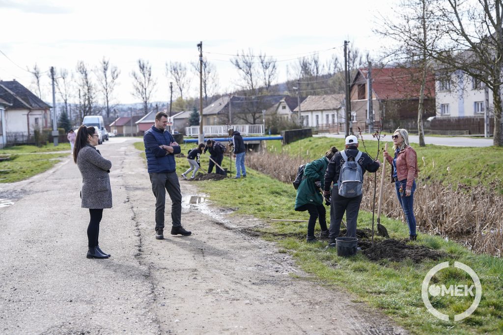 Az Uraj-patak partján folytatódott a program.