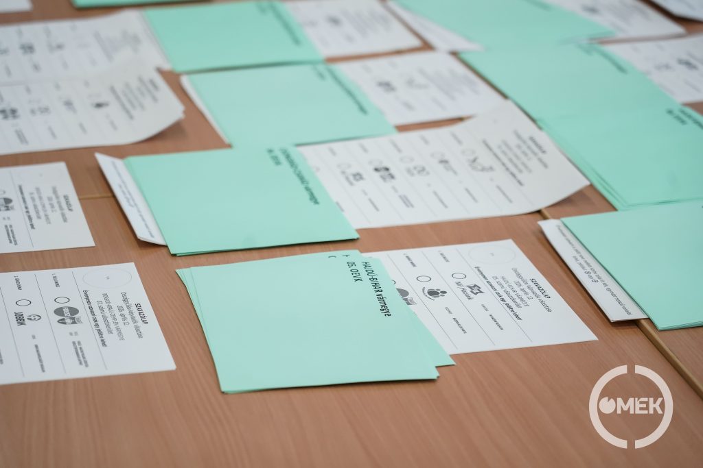 Az átjelentkezők zöld borítékba adhatták le voksaikat.