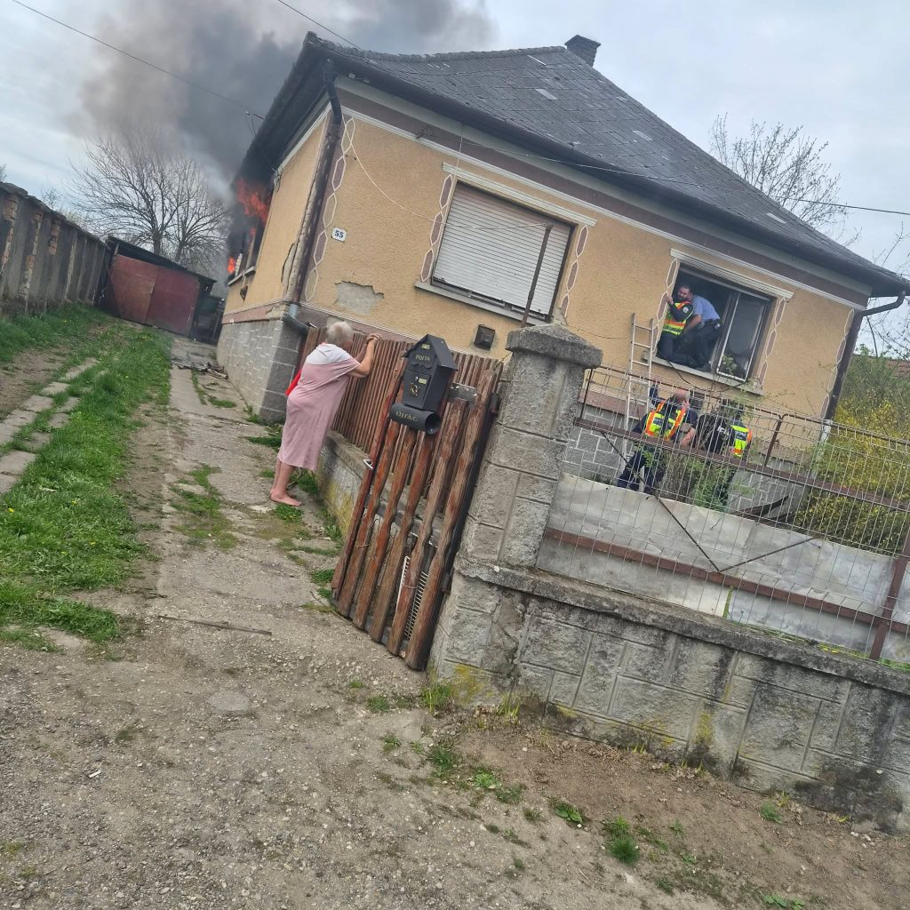 Az egyenruhások másznak be az ablakon a centeri házba. (Kép forrása: Radics Joseph)