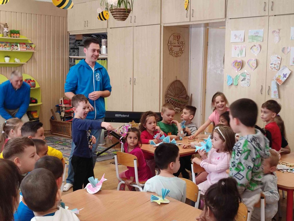 Az egyik kisfiú mosolyt varázsol.