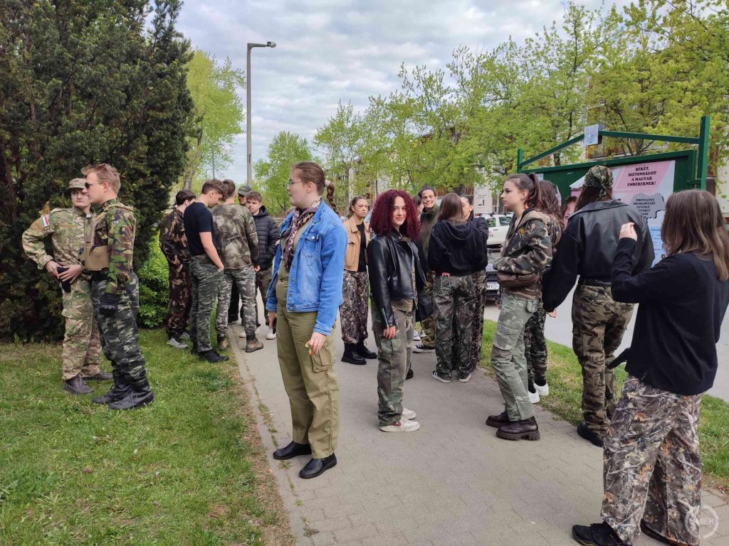 Az egyik osztály diákjai katonaruhát öltöttek.