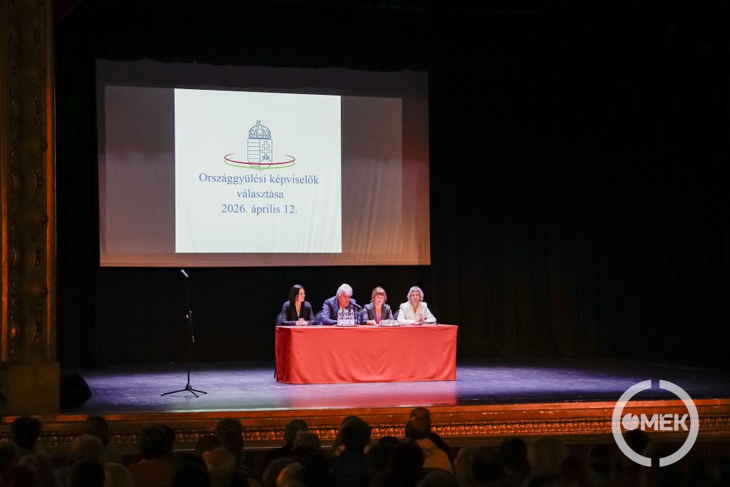 Az eskütételen résztvevő hivatalos személyek a színpadon.