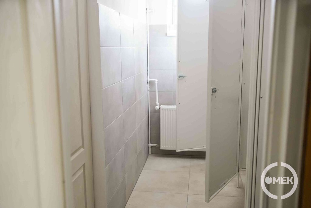 Az illemhelyiségeket újraburkolták.