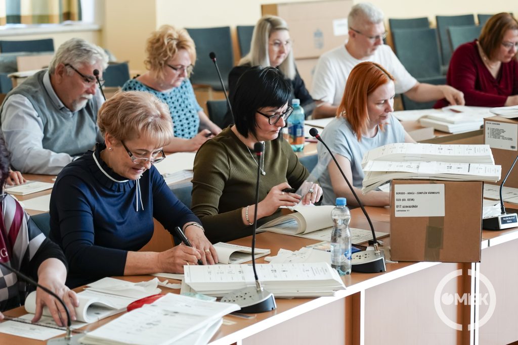 Az illetékesek a dobozok tartalmát is ellenőrizték.