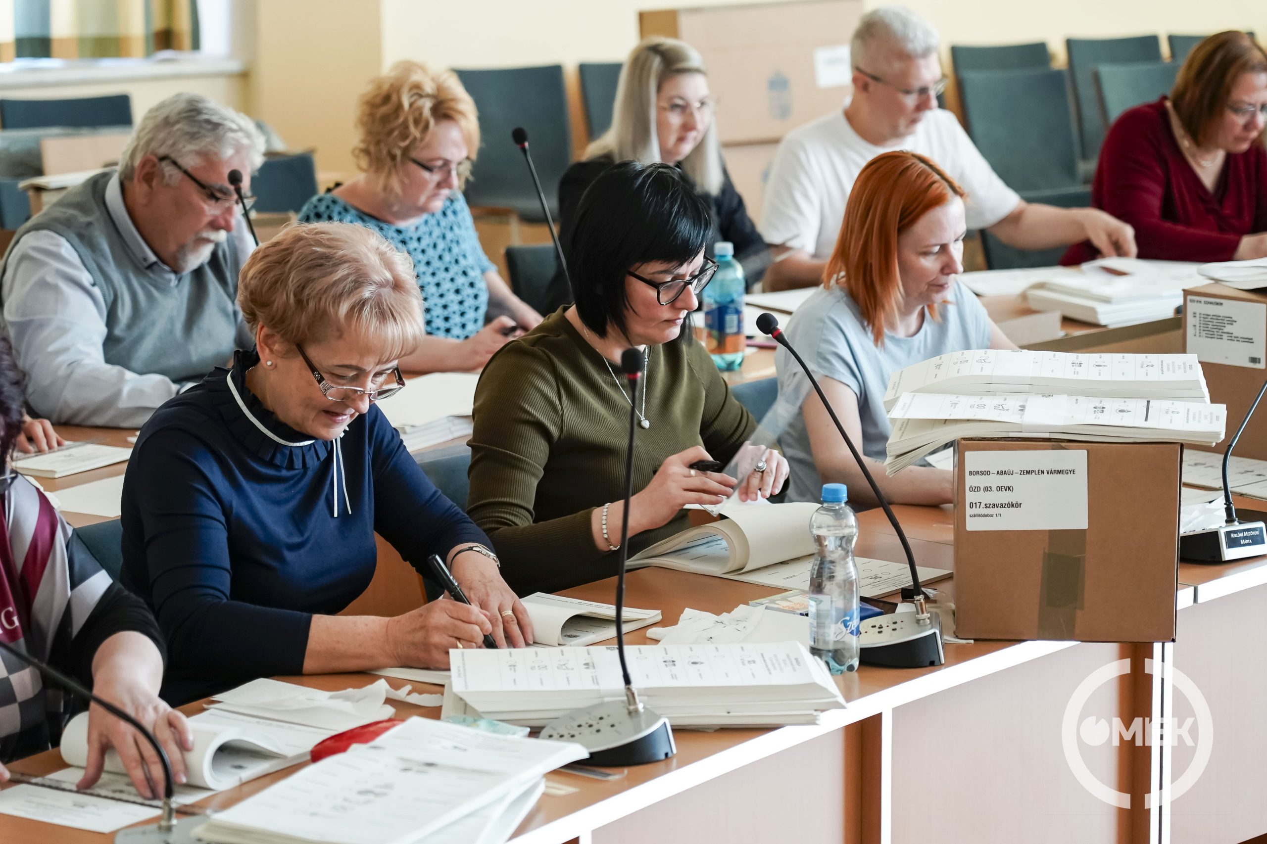 Az illetékesek a dobozok tartalmát is ellenőrizték.
