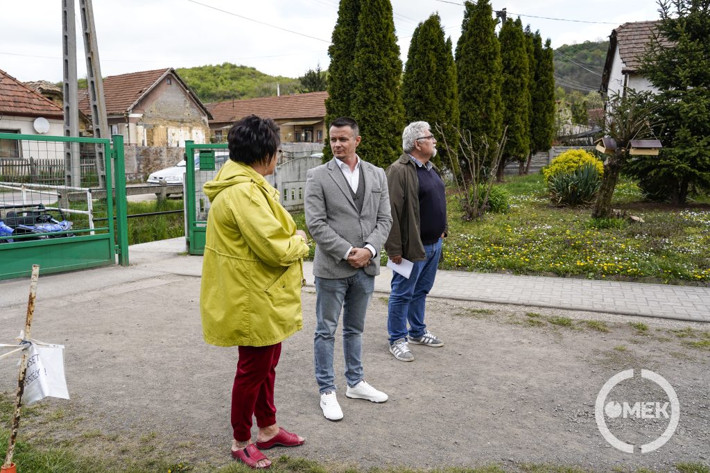 Az intézmény vezetőjével beszélget Janiczak Dávid polgármester.