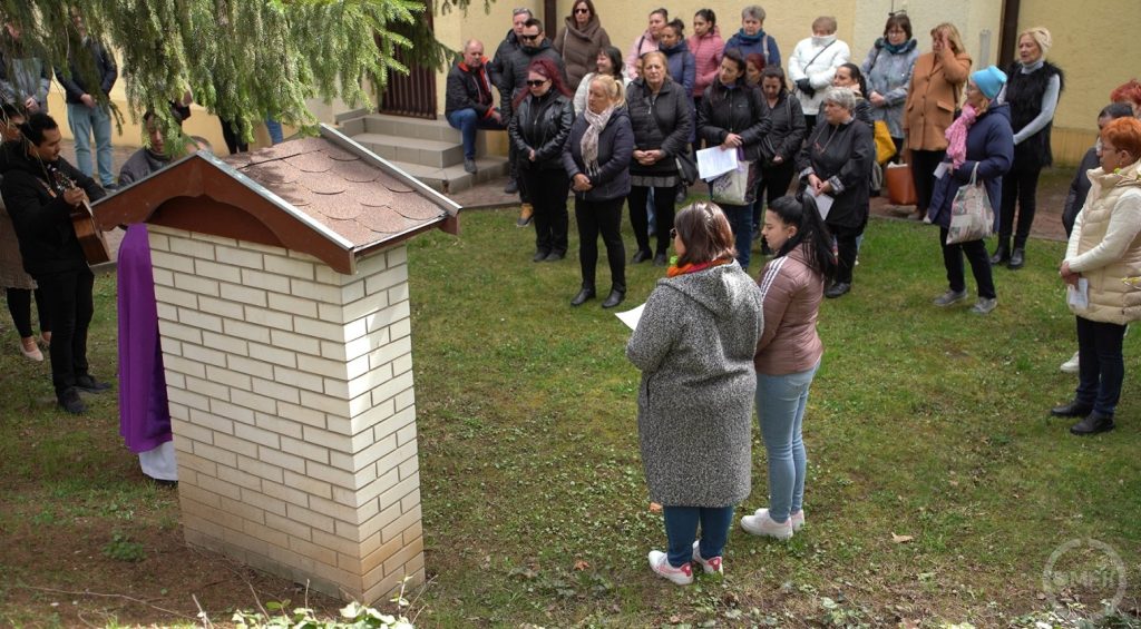 Az intézmények dolgozói délután a keresztutat járták végig.