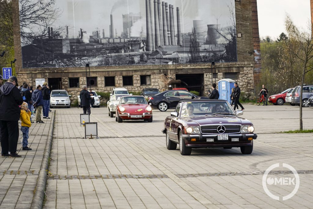 Az oldtimer túra három autója egymás mögött.