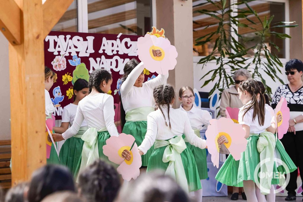 Az ötödik osztályosok tánca.