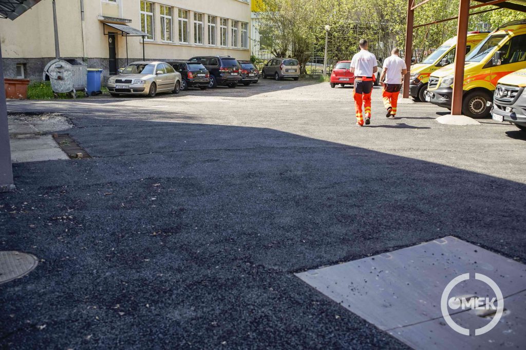 Az udvart leaszfaltozták.