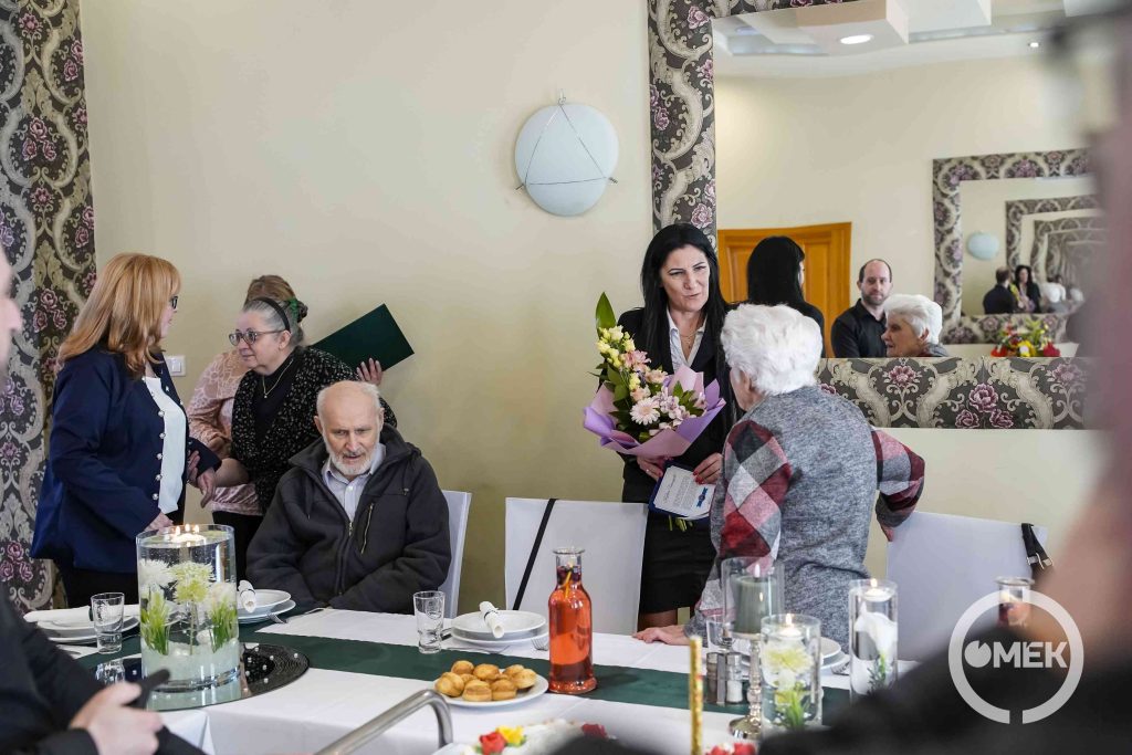 Az ünnepelt csokrot kap.