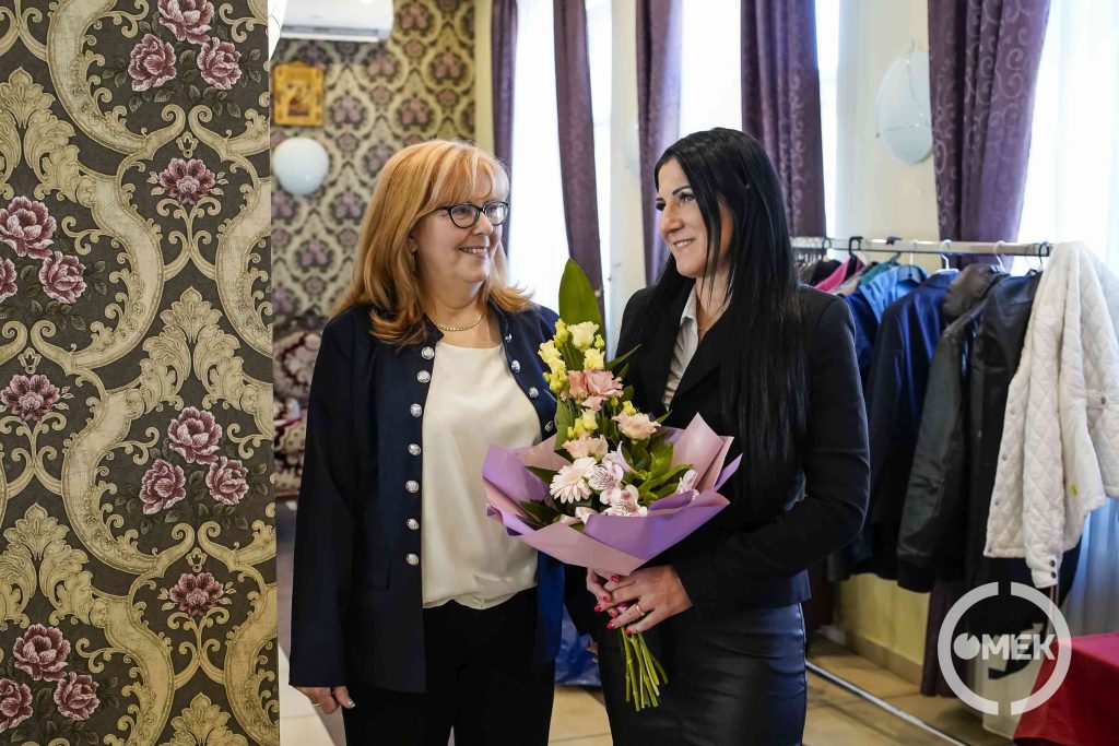 Az ünnepelt lánya és Marosréti -Zsuponyó Anett alpolgármester beszélgetnek.