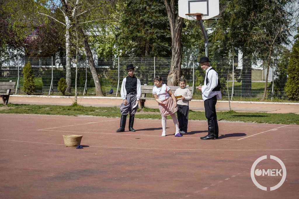 Babzsák dobálás volt a feladat.