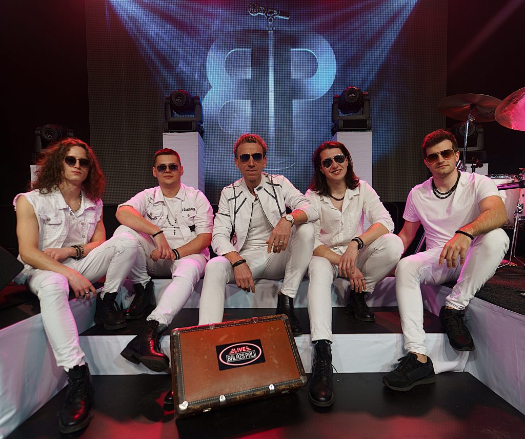Az énekest a profi zenészekből álló Balázs Pali Live Band kíséri a színpadon.