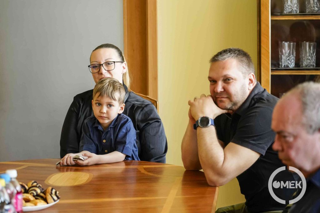 Bella családjával érkezett a Városházára.