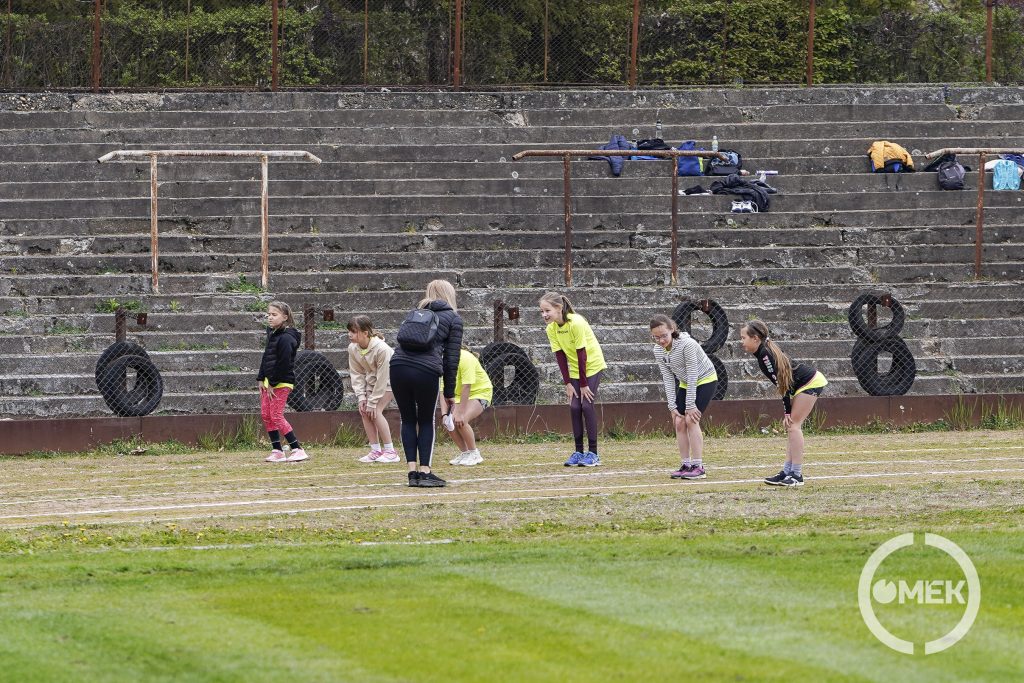 Bemelegítenek a lányok.