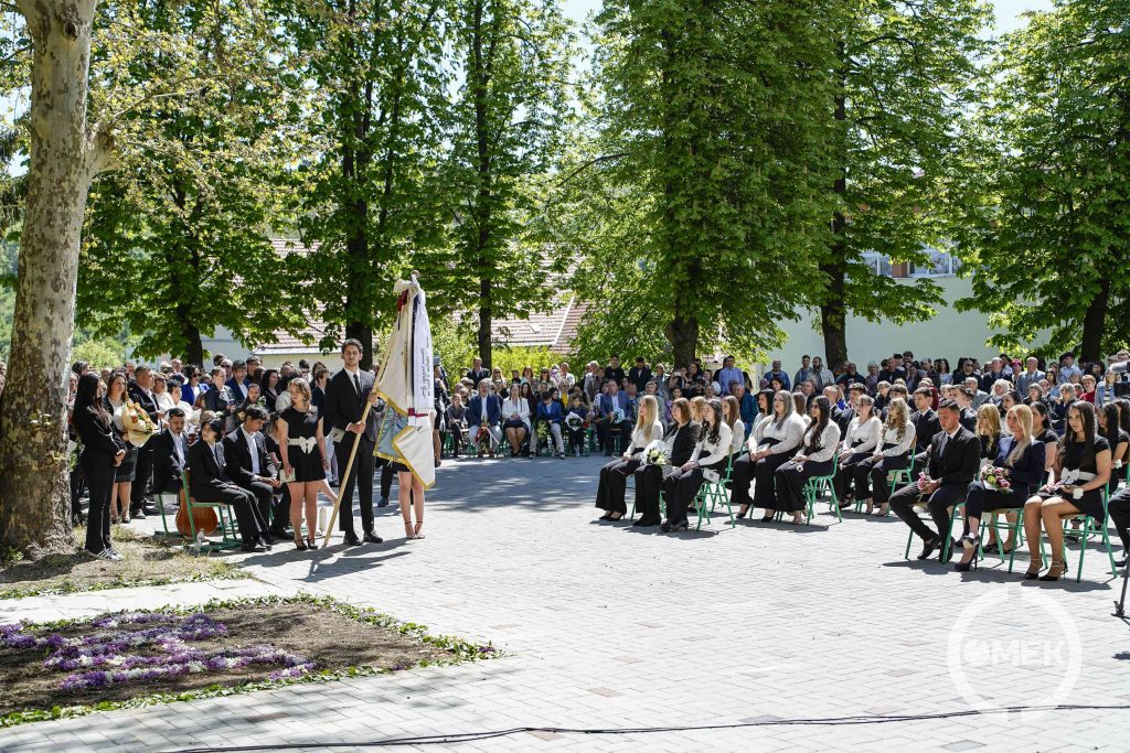 Családjuk és barátaik körében ballagtak el a JAG diákjai.