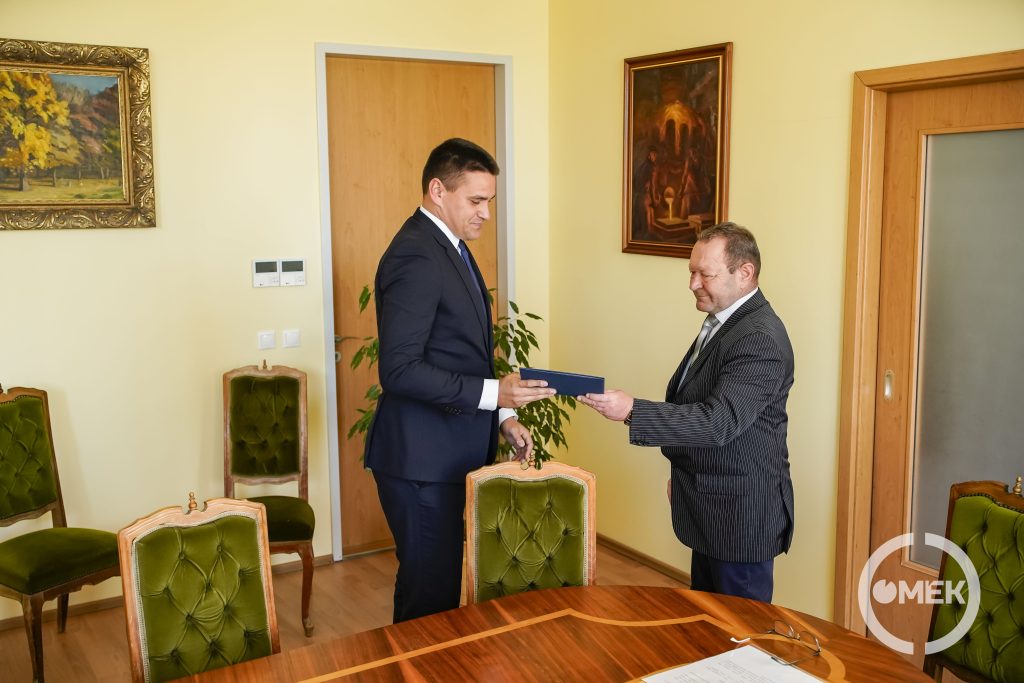 Dr. Csuzda Gábor átvette megbízólevelét dr. Mustos Lajostól.