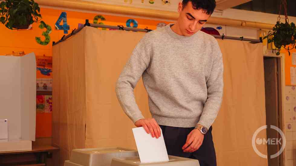 Egy első választó az urna előtt.