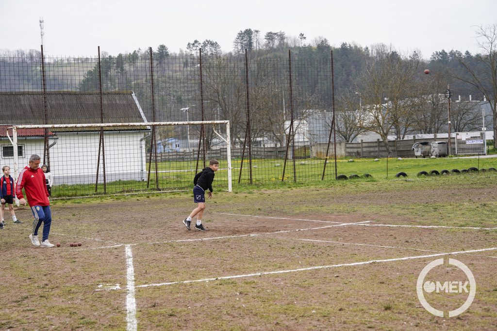 Egy fiatal eldobta a labdát.