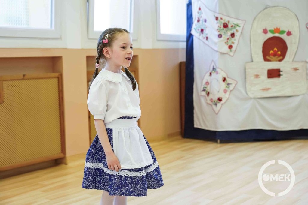 Egy kislány szaval.