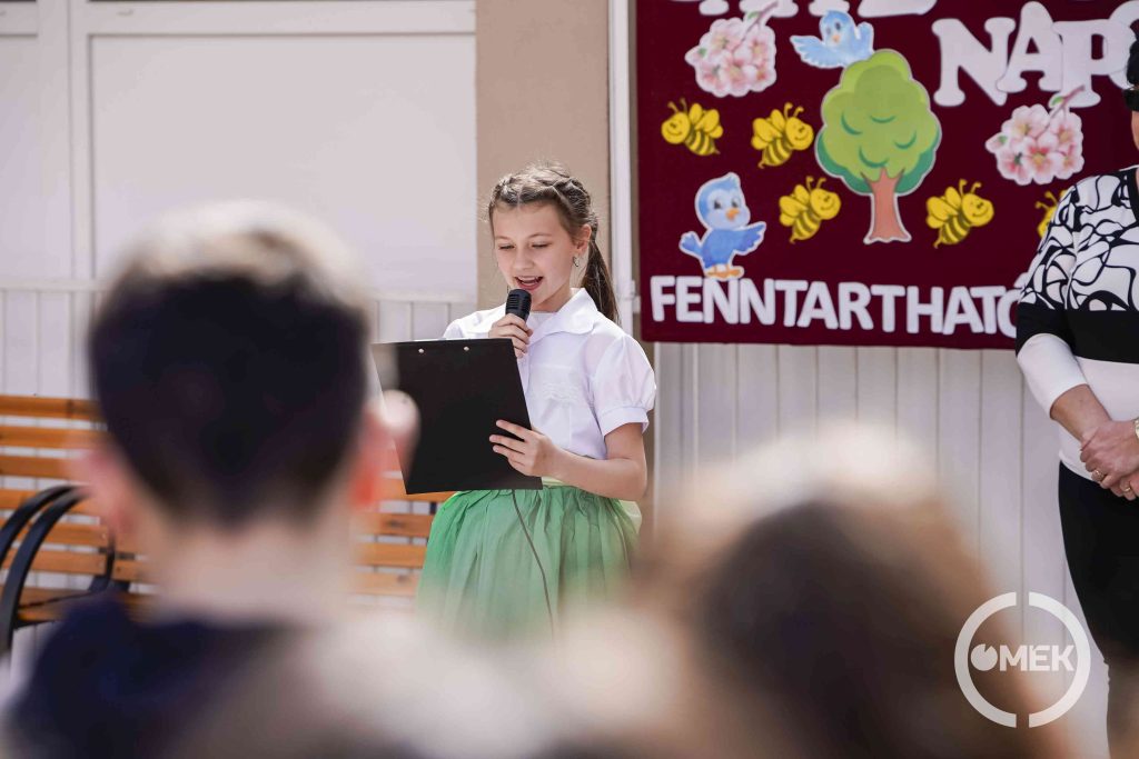 Egy kislány szaval.