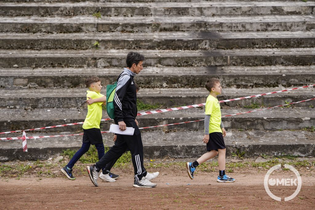 Egy másik állomásra sétálnak a résztvevők.