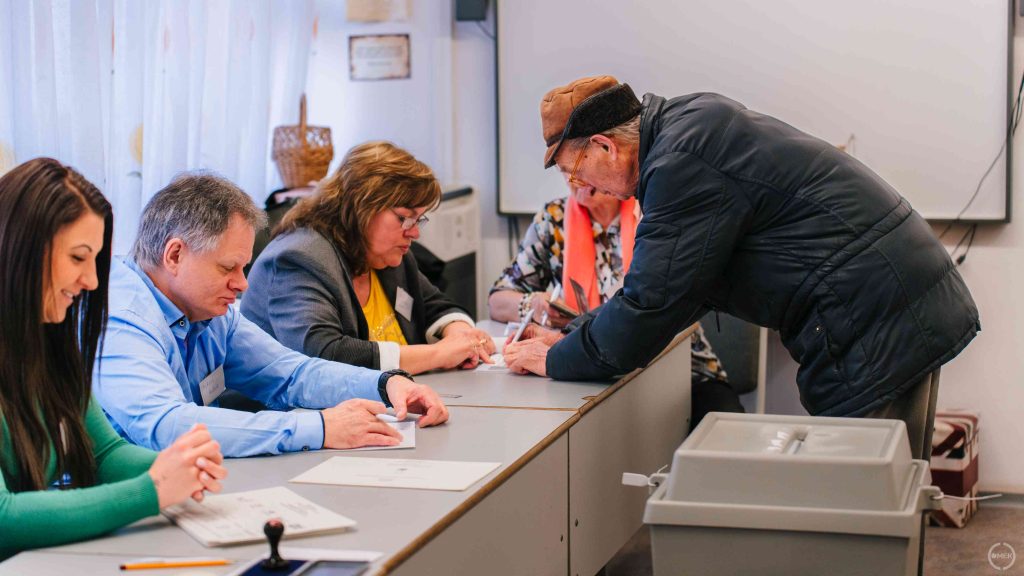 Egy választópolgár aláírja a névjegyzéket.