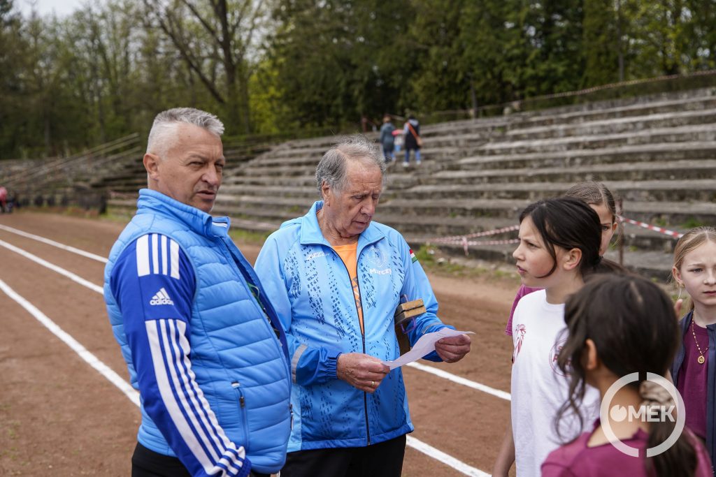 Egyeztetés a fiatalokkal.