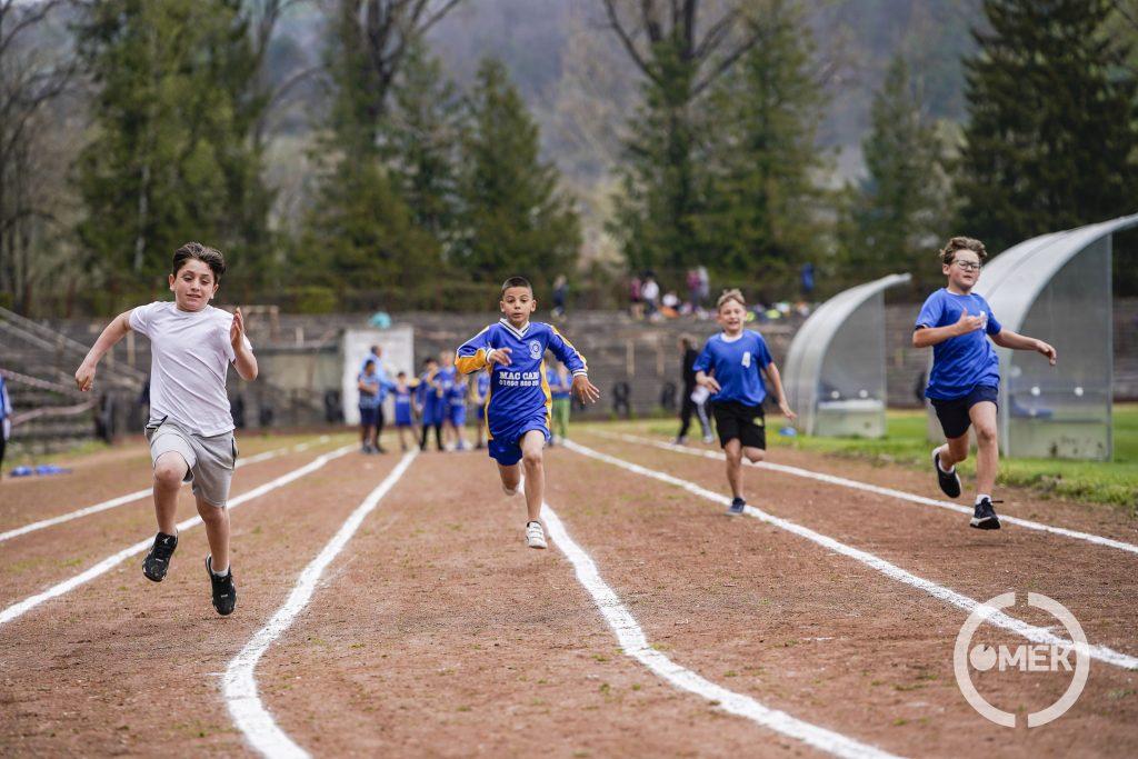 Elindult a futás, nagy a küzdelem a pályán.