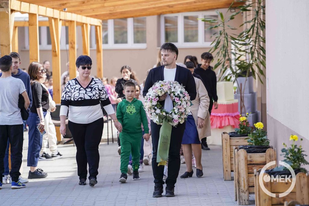 Elindultak a koszorúval a résztvevők.