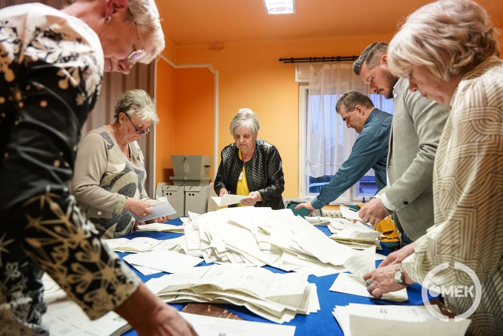 Elkezdik számolni a voksokat.