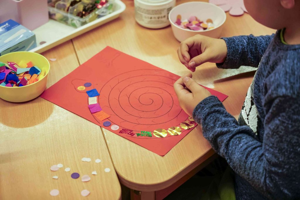 Előkerült a színes papír, ragasztó, olló.