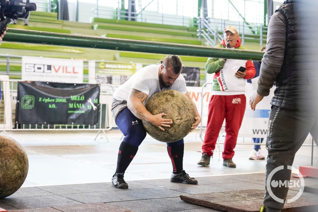 Emeli a kőgolyót a versenyző.