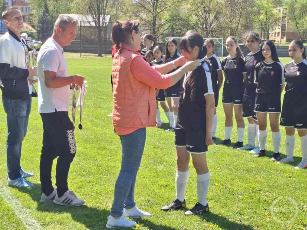Érmet akaszt a játékos nyakába Kellóné Mezőtúri Márta.