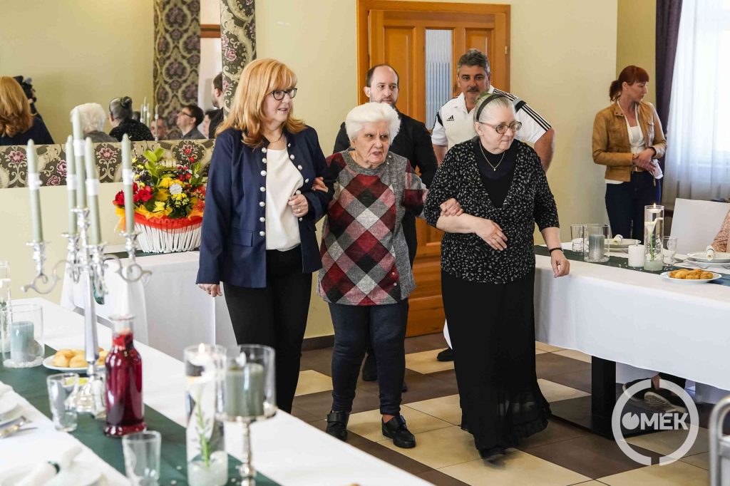 Erzsike néni szerettei körében.