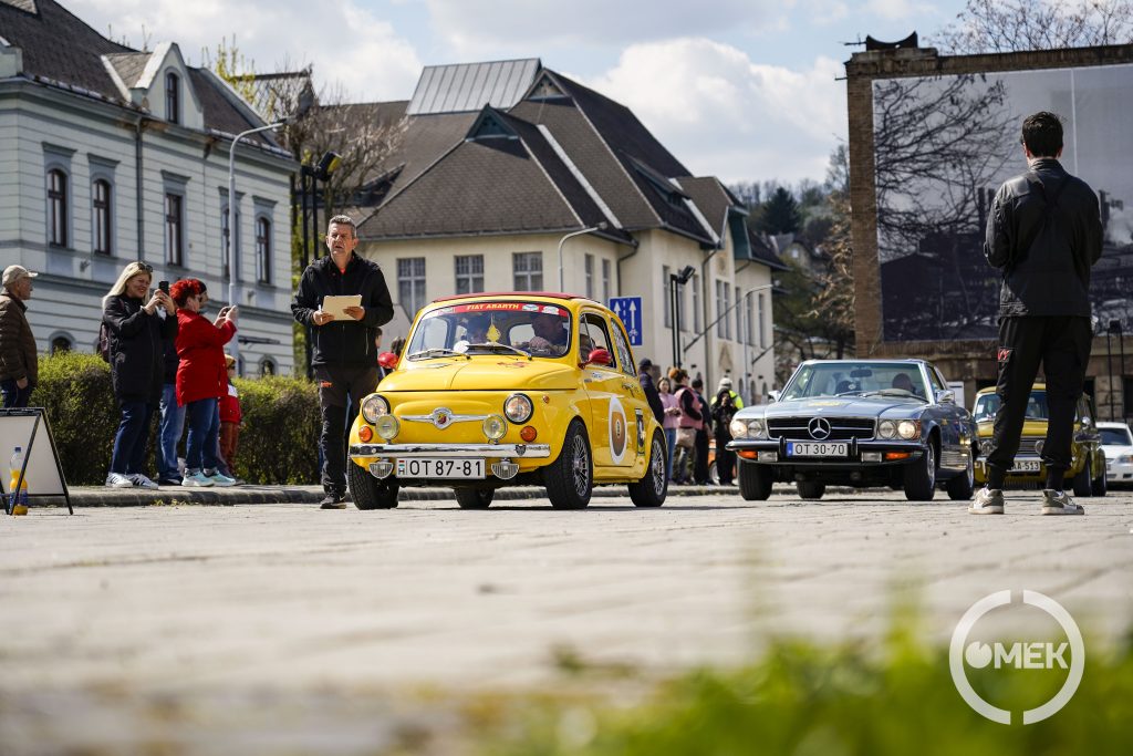 Fiat Abarth és egy Mercedes.