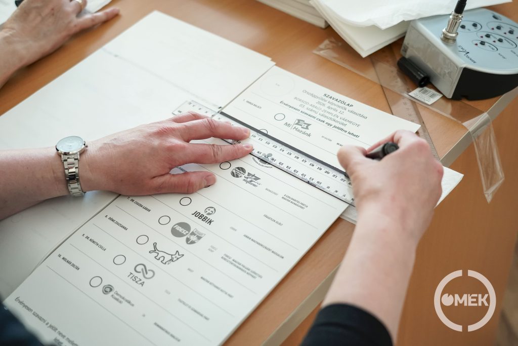 Filctollal húzzák ki a független visszalépett jelölt nevét a szavazólapokról.