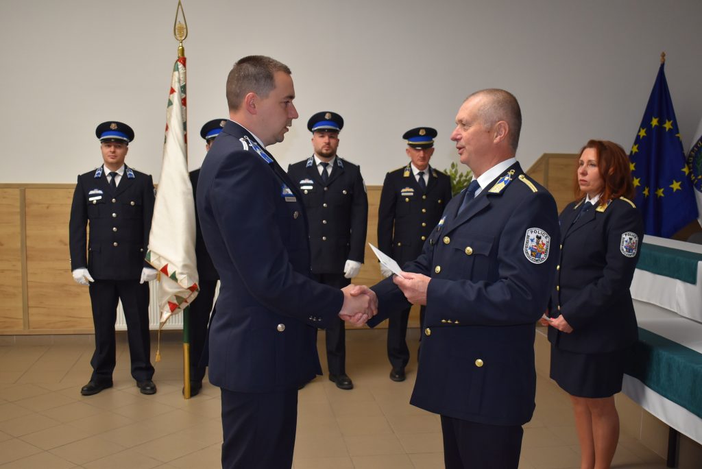 Flórusz István r.ftőrm járőrvezető is kapott elismerést Miskolczi István r.ezredestől a VMRFK Bűnügyi Igazgatóság vezetőjétől, bűnügyi rendőrfőkapitány helyettestől.