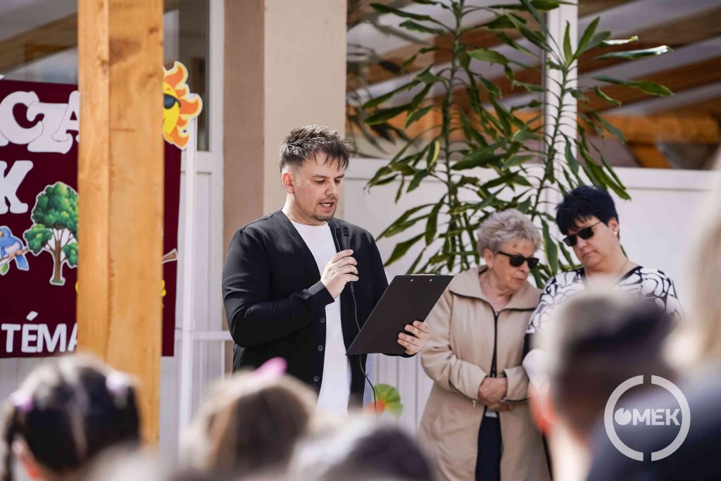 Görgei Gábor igazgatóhelyettes Széplaky Bélát méltatja.