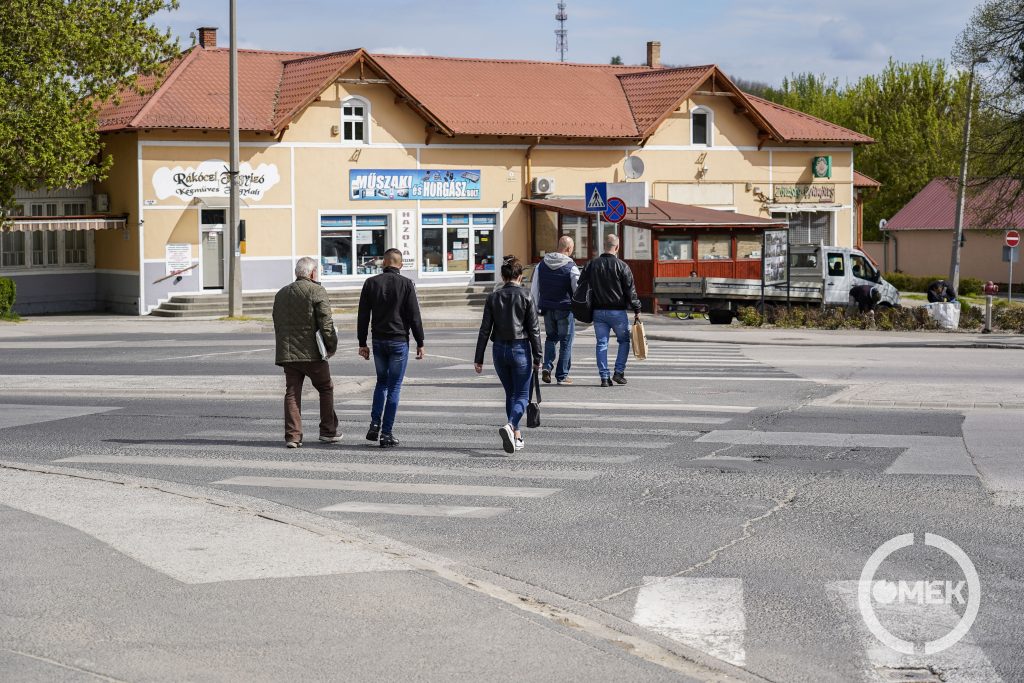 Gyalogosok a zebrán.