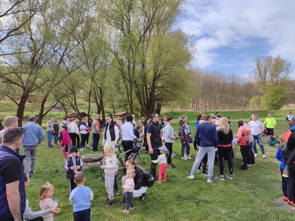 Gyülekeznek a résztvevők a domfutáson.