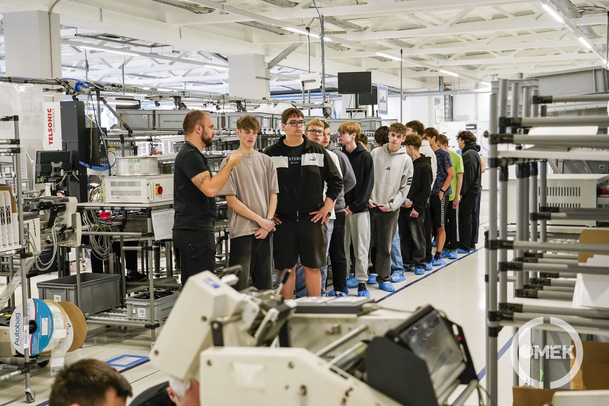 Három gyártósort tekintettek meg a fiatalok.