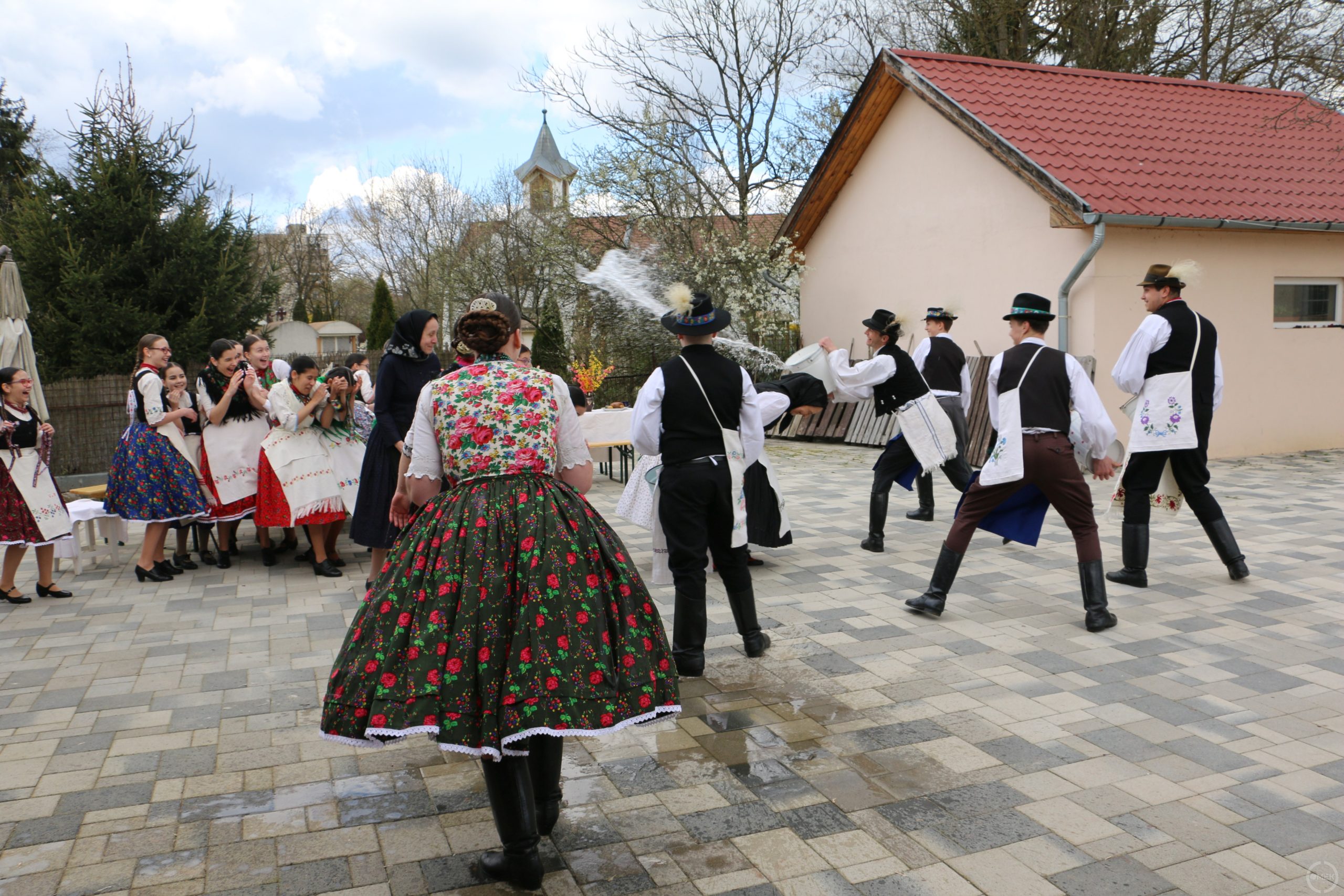 Vannak hagyományos szokások, de az idők során újabb divatok is kialakultak.