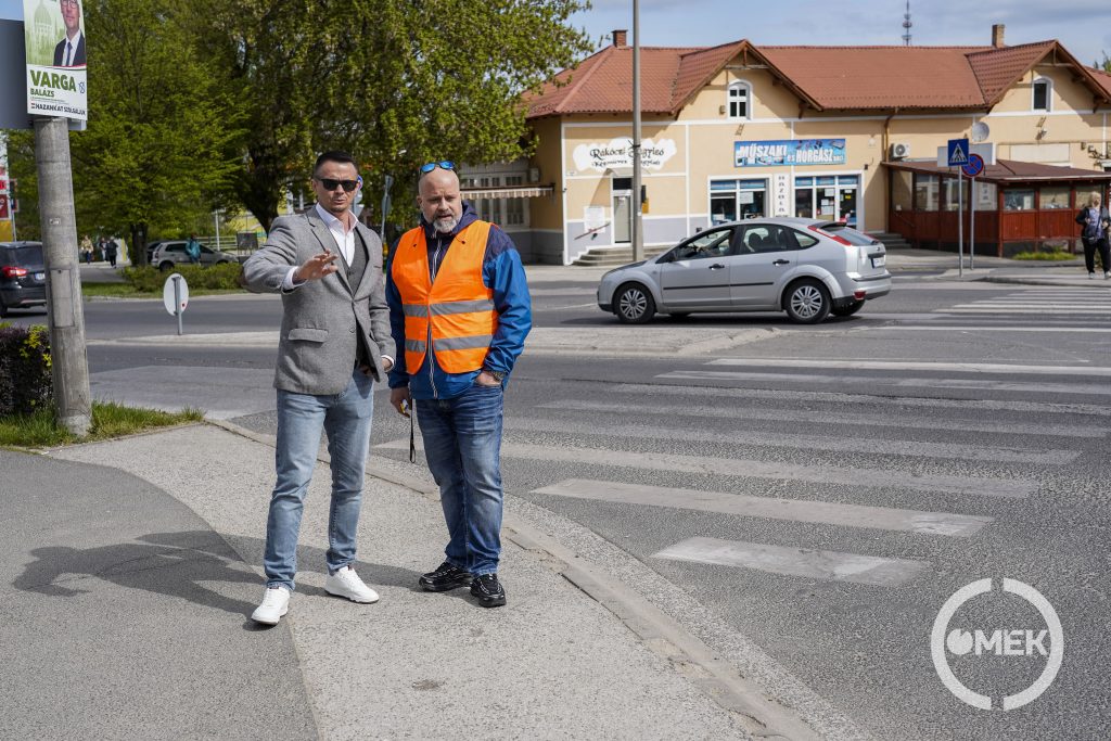 Janiczak Dávid polgármester egyeztet a Magyar Közút képviselőjével.