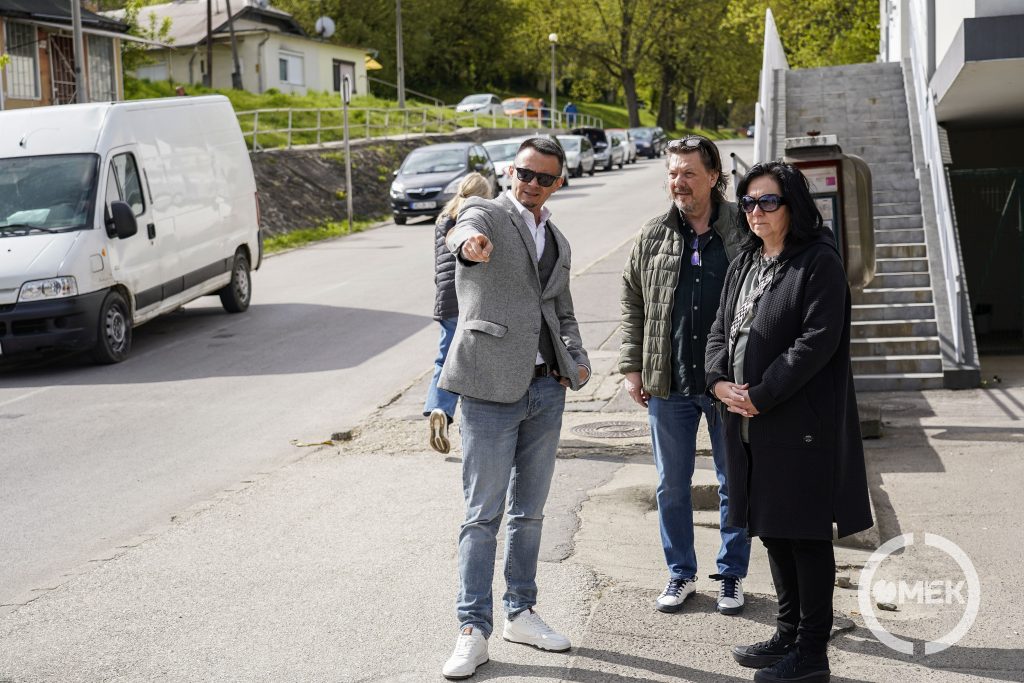 Janiczak Dávid polgármester egyzetet az ÓVI munkatársaival.